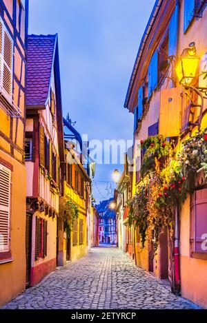 Colmar, Alsace. Maisons en pain d'épice ruelle rue pavée à petite Venise, voyage arrière-plan de la France. Banque D'Images
