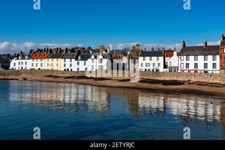 Rangée de vieilles maisons historiques sur le front de mer du port à Anstruther dans East Neuk of Fife, Écosse, Royaume-Uni Banque D'Images