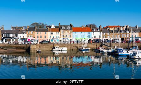 Front de mer et port au village de pêcheurs d'Anstruther à East Neuk de Fife, Écosse, Royaume-Uni Banque D'Images