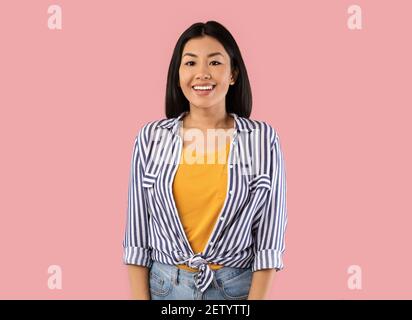 Portrait d'une jeune femme asiatique souriante et amicale Banque D'Images