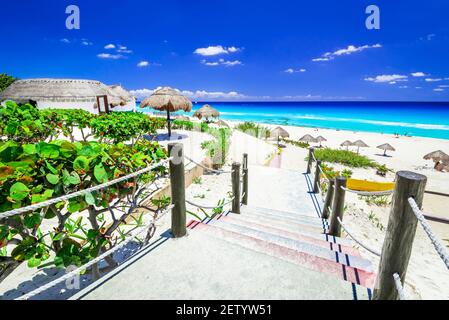 Cancun, Mexique. Paysage tropical avec plage de la mer des Caraïbes, destination de voyage en Amérique centrale. Banque D'Images