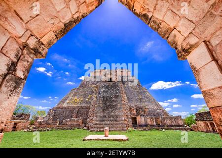 Uxmal, Pyramide du Magicien, préhispanique ancienne ville maya de la période classique au Mexique. Banque D'Images