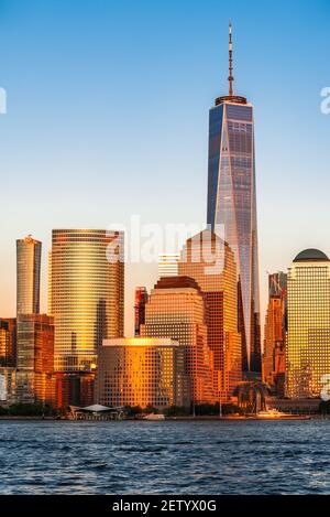 New York, États-Unis. Vue imprenable sur le coucher du soleil dans le bas de Manhattan aux États-Unis d'Amérique. Banque D'Images