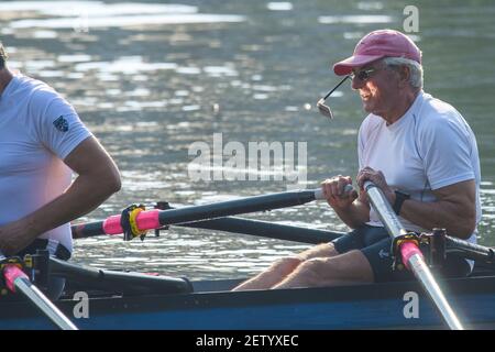 Henley-on-Thames, Berkshire, Royaume-Uni, mercredi, 12/08/2020, Master Rowing, Cap-monté Sculler's Mirror, Rear View Mirror utilisé pour le raflage et le sculing à droite, s'adapte sur votre chapeau, à donner - plein et large vue arrière [ obligatoire Credit © Peter Spurrier/Intersport Images], Banque D'Images