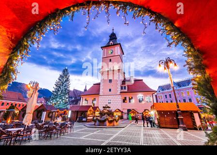 Brasov, Roumanie - décembre 2019: Marché de Noël dans la célèbre ville de Transylvanie, arrière-plan de voyage d'hiver Banque D'Images