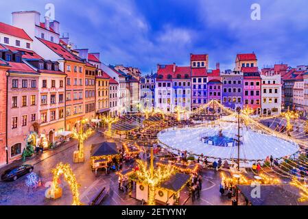 Varsovie, Pologne - Patinoire sur la place de la vieille ville et le marché de Noël Banque D'Images