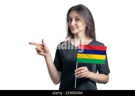 Bonne jeune femme blanche, portant le drapeau de Maurice et pointe vers la gauche isolée sur un fond blanc. Banque D'Images