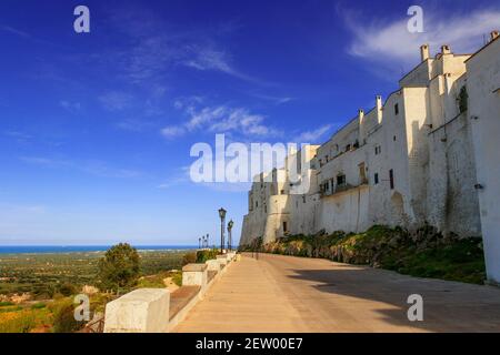 La vieille ville d'Ostuni, Puglia, Italie. Elle est communément appelée « la ville blanche » pour ses murs blancs et son architecture peinte en blanc. Banque D'Images