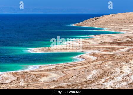 Mer Morte, Jodran. Vue sur la côte de la mer Morte avec des cristaux de sel en plein soleil, mer salée. Banque D'Images