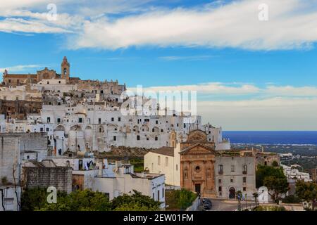 La vieille ville d'Ostuni, Puglia, Italie. Elle est communément appelée « la ville blanche » pour ses murs blancs et son architecture peinte en blanc. Banque D'Images