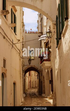 La vieille ville d'Ostuni, Puglia, Italie. Elle est communément appelée « la ville blanche » pour ses murs blancs et son architecture peinte en blanc. Banque D'Images