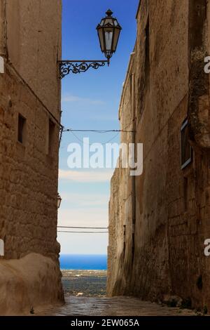 La vieille ville d'Ostuni, Puglia, Italie. Elle est communément appelée « la ville blanche » pour ses murs blancs et son architecture peinte en blanc. Banque D'Images