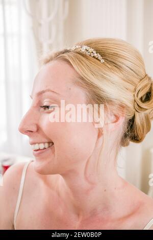 Mariée souriant le jour de son mariage avant la cérémonie Banque D'Images