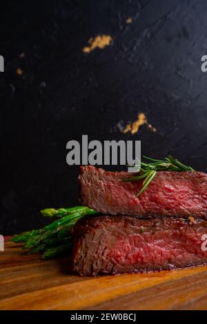 filet de venaison grillé sur une table en bois Banque D'Images