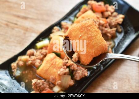 tofu aux œufs frits avec hacher le porc dans une sauce douce sur la plaque Banque D'Images