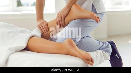 Physiothérapeute, réflexologiste ou masseur professionnel pour femme en massage de veau dans le centre de bien-être Banque D'Images