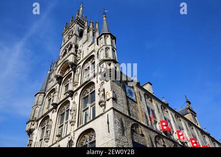 Gros plan sur l'impressionnant Stadhuis de style gothique (hôtel de ville, daté de 1450), situé sur le Markt (place principale), Gouda, South Holland, pays-Bas Banque D'Images