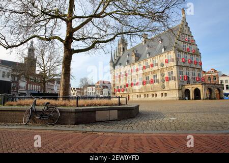 L'impressionnant Stadhuis de style gothique (hôtel de ville, daté de 1450), situé sur le Markt (place principale), Gouda, South Holland, pays-Bas Banque D'Images