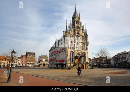 L'impressionnant Stadhuis de style gothique (hôtel de ville, daté de 1450), situé sur la Markt (place principale) à Gouda, Hollande-Sud, pays-Bas Banque D'Images