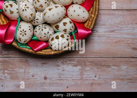 Œufs de Pâques colorés dans la bannière du panier. Vue ci-dessus avec espace de copie Pour le texte.Happy Pâques décoration arrière-plan, peint à la main oeufs décorés.Spring Fested Banque D'Images