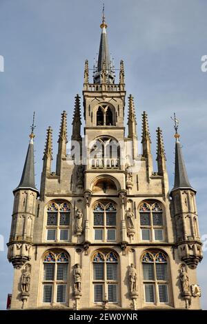 Gros plan sur l'impressionnant Stadhuis de style gothique (hôtel de ville, daté de 1450), situé sur le Markt (place principale), Gouda, South Holland, pays-Bas Banque D'Images