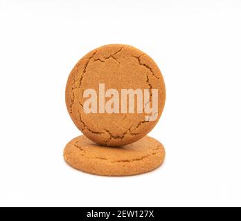 Biscuits aux noix de gingembre sur fond blanc Banque D'Images