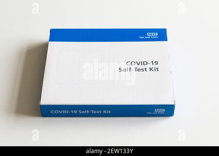 Un kit d'auto-test NHS Covid-19 Banque D'Images