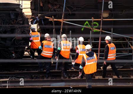 Accident de chemin de fer de Paddington octobre 1999 - les enquêteurs de l'accident de train foulent les pistes et brûlent des voitures sur les lieux de l'accident de chemin de fer de Ladbroke Grove aujourd'hui. Banque D'Images