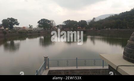 Prise de vue en soirée du lac à Trimbak, ville de Nashik, Maharashtra, Inde Banque D'Images