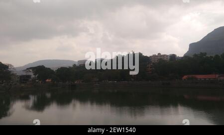 Prise de vue en soirée du lac à Trimbak, ville de Nashik, Maharashtra, Inde Banque D'Images