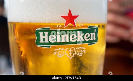 Verre de bière Heineken Banque D'Images