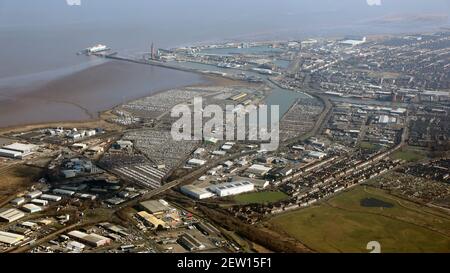 Vue aérienne de la ville portuaire de Grimsby (ou Grand Grimsby comme on peut le savoir) dans le Niest Lincolnshire. Cette vue est de l'ENSALA en regardant vers le bas de A180 Banque D'Images