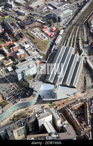 Vue aérienne depuis l'ouest de la gare Manchester Piccadilly, de la gare et des Aparthotels Staycity Banque D'Images