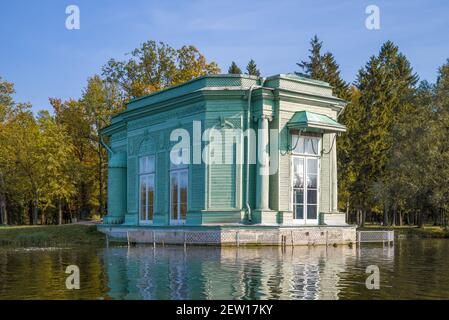 L'ancien pavillon du parc de Vénus sur le lac blanc à l'automne doré. Gatchina, région de Leningrad. Russie Banque D'Images