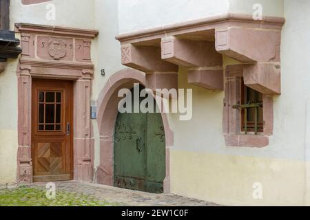 France, Haut Rhin, route des vins d'Alsace (route des vins alsaciens), Riquewhir étiqueté les plus Beaux villages de France (l'un des plus beaux villages de France), façade d'une maison à colombages construite dans l'ancien Cour des Eveques de Strasbourg (cour des évêques de Strasbourg) construit entre le xive et le xvie siècle Banque D'Images