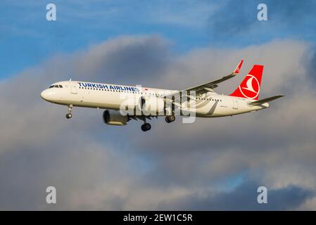 SAINT-PÉTERSBOURG, RUSSIE - 28 OCTOBRE 2020 : Airbus A321neo (TC-LSN) de Turkish Airlines dans un ciel nuageux avant d'atterrir sur l'aéroport de Pulkovo Banque D'Images