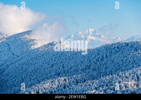 France, Isère, Parc naturel régional de Chartreuse, panorama depuis le fort de Saint-Eynard sur le sentier de randonnée GR 9, Mont blanc (alt : 4809m) en arrière-plan Banque D'Images