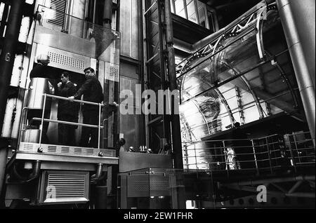 Lloyds Building vue intérieure du nouveau bâtiment Lloyds dans le Ville de Londres montrant l'un des ascenseurs à parois de verre dbase Banque D'Images