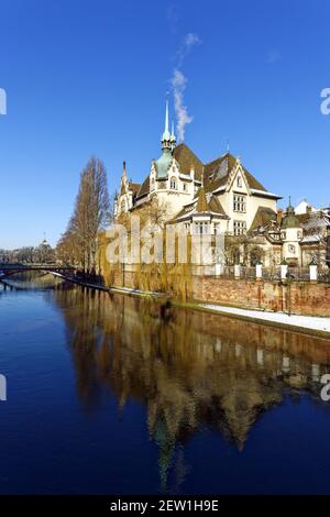 France, Bas Rhin, Strasbourg, quartier Neustadt datant de la période allemande classée au patrimoine mondial de l'UNESCO, Lycee International (lycée international) sur l'Ill Banque D'Images