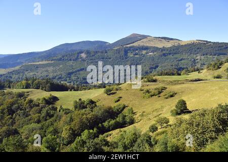 France, Haut Rhin, Parc naturel régional des ballons des Vosges (Parc naturel régional des ballons des Vosges), route des crêtes (route des crêtes) près du col du Grand ballon, le Grand ballon en arrière-plan Banque D'Images