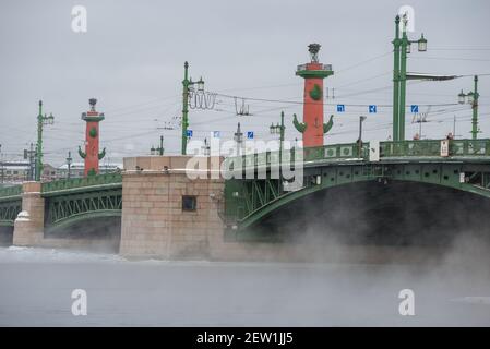 Pont du palais sur le fond des colonnes Rostral le jour de février gelé. Saint-Pétersbourg, Russie Banque D'Images