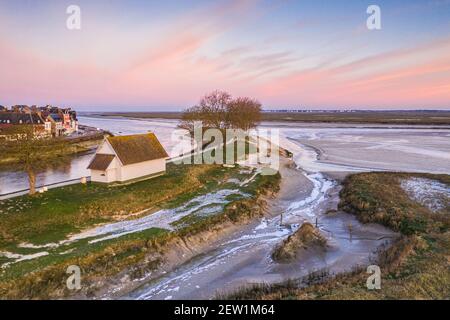 France, somme, Baie de somme, Saint-Valery-sur-somme, vague de froid sur la Baie de somme, de -8°C la baie est blanchie par la glace sur les bancs de sable et le long des canaux (vue aérienne) Banque D'Images