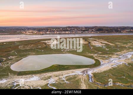 France, somme, Baie de somme, Saint-Valery-sur-somme, vague de froid sur la Baie de somme, de -8°C la baie est blanchie par la glace sur les bancs de sable et le long des canaux (vue aérienne) Banque D'Images