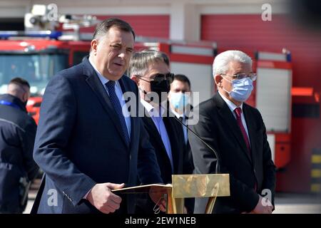 Sarajevo, Bosnie-Herzégovine. 2 mars 2021. Milorad Dodik (1er L), président de la présidence de Bosnie-Herzégovine, prononce un discours à l'aéroport international de Sarajevo, à Sarajevo, en Bosnie-Herzégovine, le 2 mars 2021. Le Président serbe Aleksandar Vucic s'est rendu en Bosnie-Herzégovine (Bosnie-Herzégovine) et a présenté un don de 5,000 vaccins COVID-19 (10,000 doses) à son voisin, a déclaré mardi la Présidence de la Bosnie-Herzégovine dans un communiqué de presse. Crédit: Nedim Grabovica/Xinhua/Alay Live News Banque D'Images