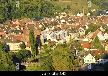 France, Haut-Rhin (68), route des vins d'Alsace, Thann, la ville de Thann et la rivière Thur/France, Haut Rhin, la route des vins d'Alsace, Thann, la ville de Thann et le fleuve Thur Banque D'Images