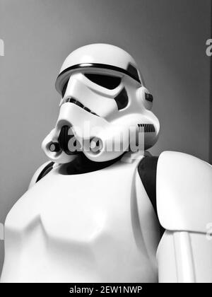 Vue en contre-plongée d'un Stormtrooper Star Wars qui a l'air menaçant et menaçant Banque D'Images