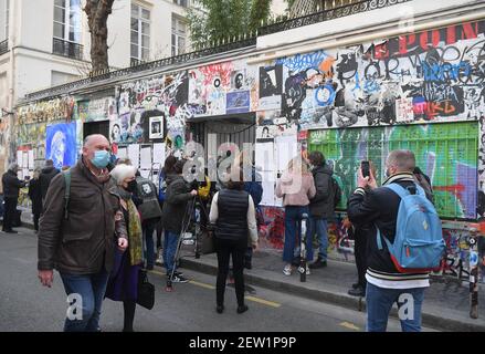 Les fans se tiennent devant la maison du chanteur français Serge Gainsbourg couvert de graffitis, rue de Verneuil à Paris, France, le 2 mars 2021, 30 ans après sa mort. Photo de Christian Liewig/ABACAPRESS.COM Banque D'Images