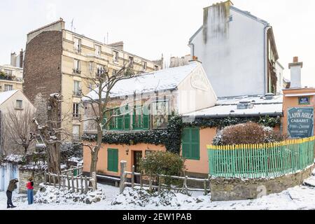 France, Paris, colline de Montmartre, le restaurant cabaret le lapin Agile sous la neige Banque D'Images