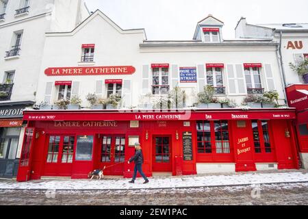 France, Paris, colline de Montmartre, place du Tertre sous la neige, restaurant la mère Catherine fermé en raison de Covid-19 Banque D'Images