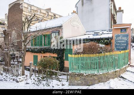 France, Paris, colline de Montmartre, le restaurant cabaret le lapin Agile sous la neige Banque D'Images